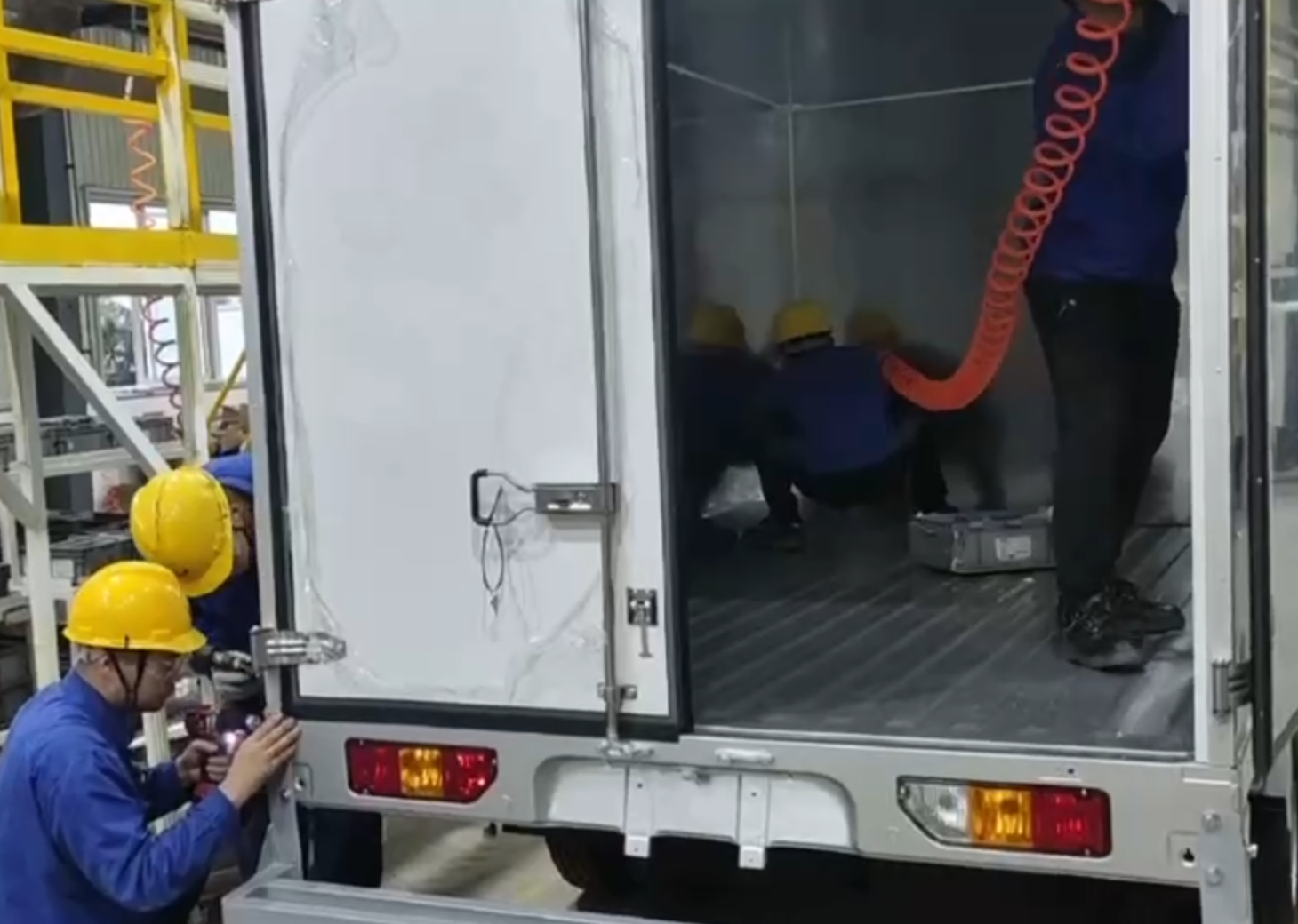 Kör Perçin Teknolojisi: Hafif Kargo Kutusu Petek Panel Düzeneğinin Temel Taşı